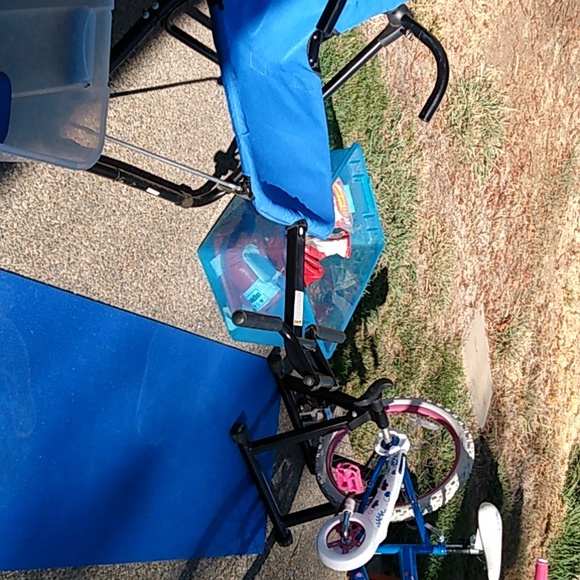 Desk exercise stuff, shoes,close, - Picture 4 of 4